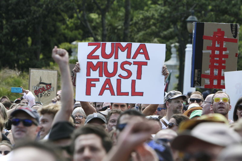 © Reuters. مسيرات في جنوب افريقيا تطالب بتنحي الرئيس جاكوب زوما