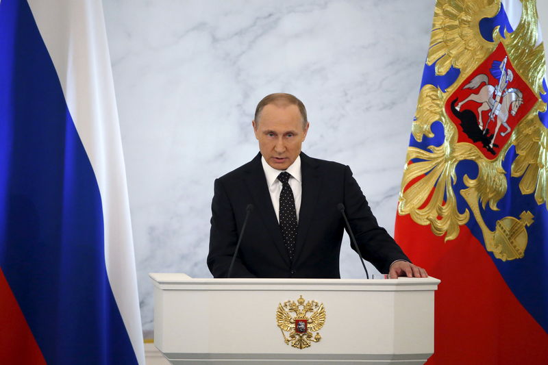 © Reuters. Russian President Putin addresses the Federal Assembly, including State Duma deputies, members of the Federation Council, regional governors and civil society representatives, at the Kremlin in Moscow