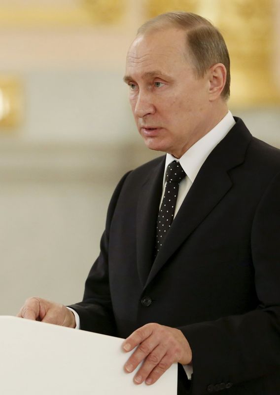 © Reuters. Putin attends a ceremony in Moscow