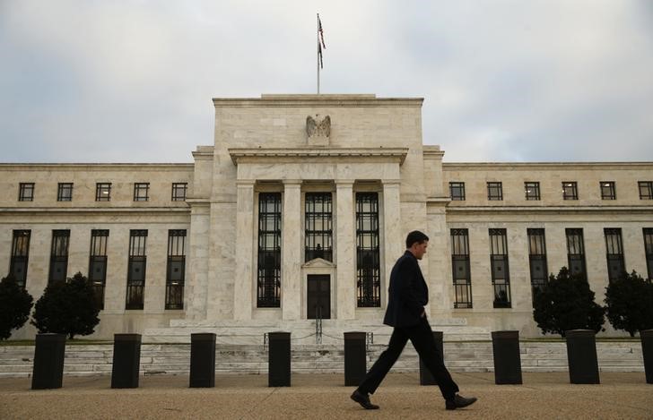 © Reuters. A man walks past the Federal Reserve in Washington