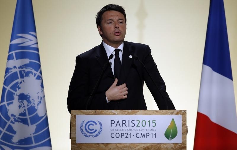 © Reuters.  Italy's Prime Minister Renzi  delivers a speech during the opening session of the World Climate Change Conference 2015 (COP21) at Le Bourget