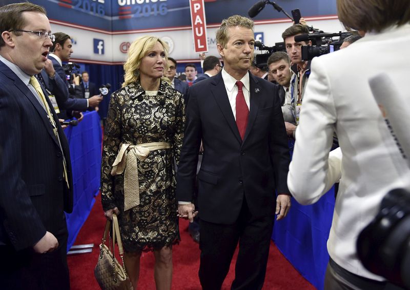 © Reuters. U.S. Republican presidential candidate Senator Rand Paul and his wife Kelley Paul arrive to speak to the media in the spin room following the U.S. Republican presidential debate in Las Vegas