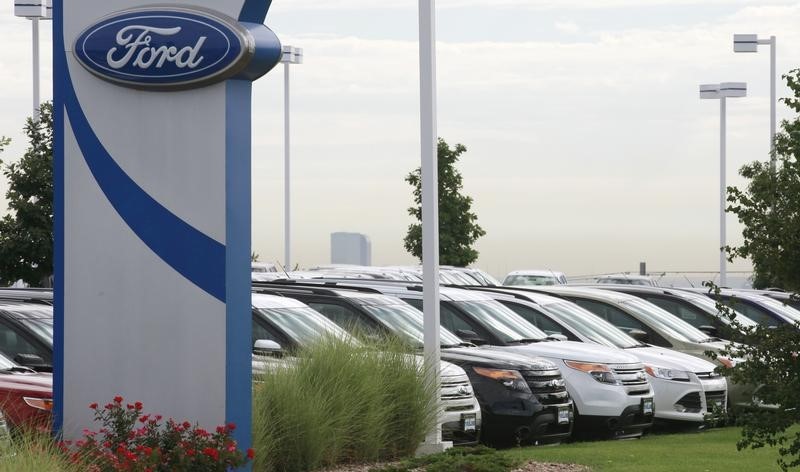 © Reuters. Cars are lined up for sale at a Ford dealer in Lakewood