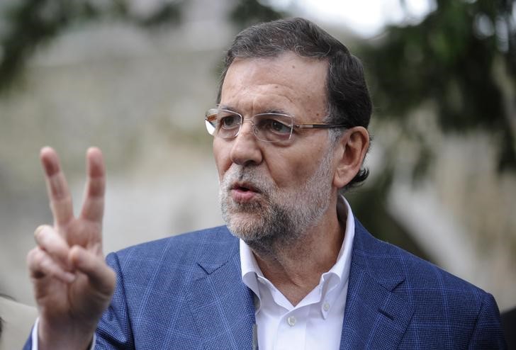 © Reuters. Spanish Prime Minister Mariano Rajoy gestures during a campaign rally in Cangas de Onis