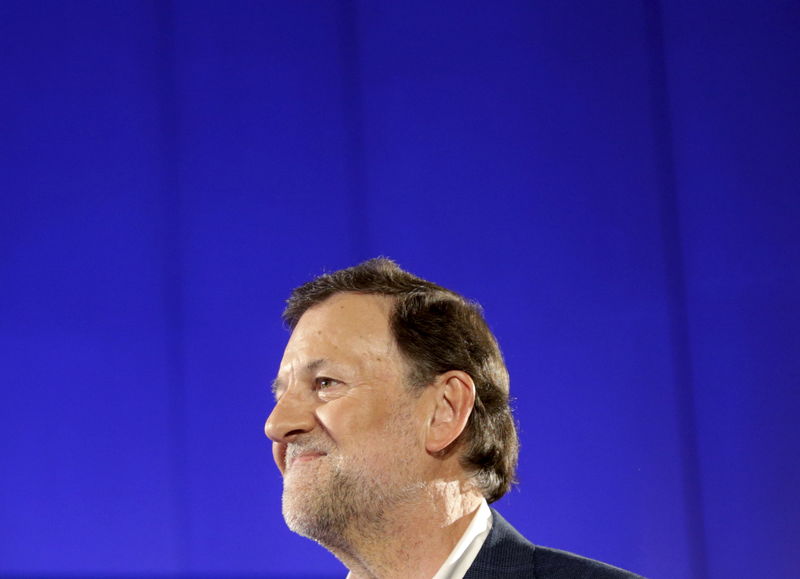 © Reuters. Agreden a Rajoy durante un paseo electoral en Pontevedra