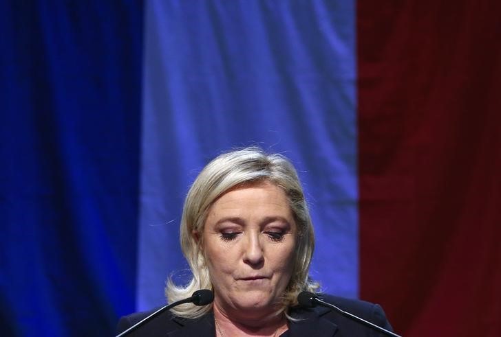 © Reuters. زعيمة اليمين المتطرف في فرنسا تواجه انتقادات بسبب نشر صور لها صلة بتظيم الدولة الإسلامية
