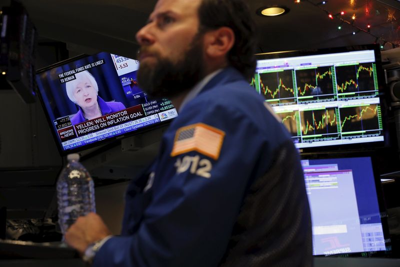 © Reuters. A trader works on the floor of the New York Stock Exchange (NYSE) in New York 