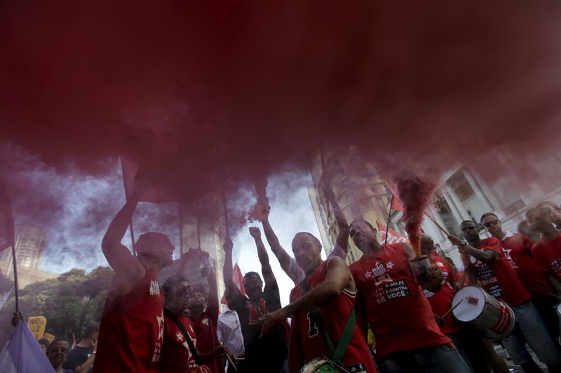 © Reuters. Manifestantes fazem protesto no Rio pela manutenção do governo Dilma 