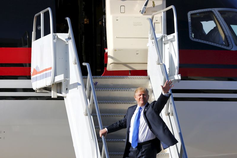 © Reuters. Republican presidential candidate Donald Trump boards his plane after speaking at a campaign rally in Mesa, Arizona