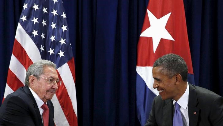 © Reuters. U.S. President Barack Obama and Cuban President Raul Castro meet at the United Nations  General Assembly in New York