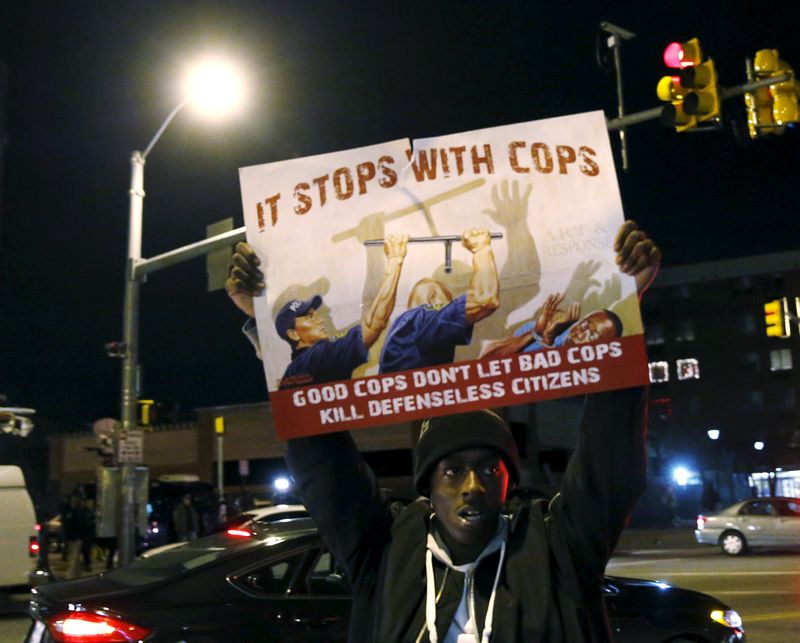 © Reuters. A man protests on the streets of the Penn North section in Baltimore