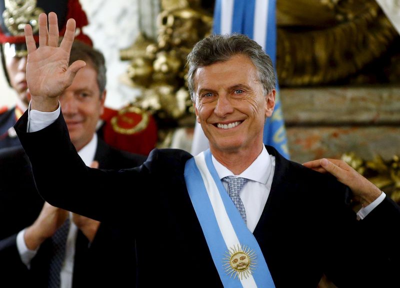 © Reuters. Argentina's President Macri waves after being sworn-in as president at Casa Rosada Presidential Palace in Buenos Aires