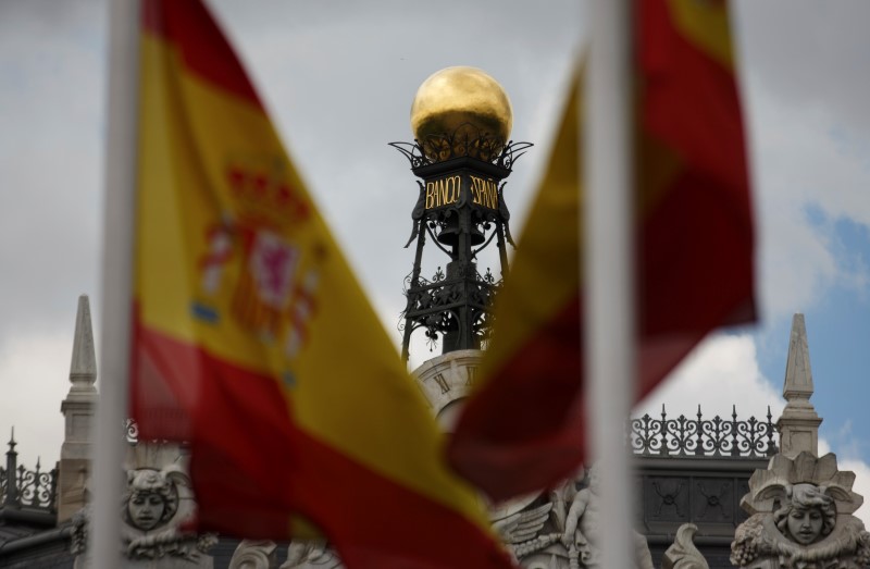 © Reuters. The dome of the Bank of Spain is seen between Spanish flags in central Madrid