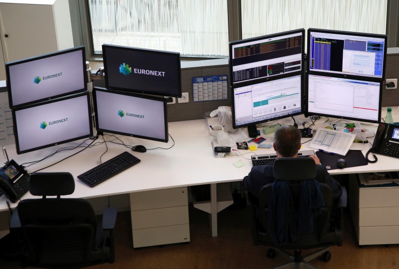 © Reuters. Stock market operator Euronext's universal analysts work in the market services surveillance room center at the new Euronext headquarters at La Defense business and financial district in Courbevoie near Paris