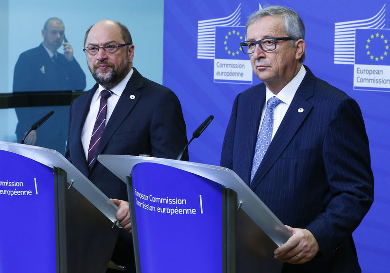 © Reuters. European Parliament President Schulz and European Commission President Juncker hold a joint news conference ahead a European Union leaders summit in Brussels