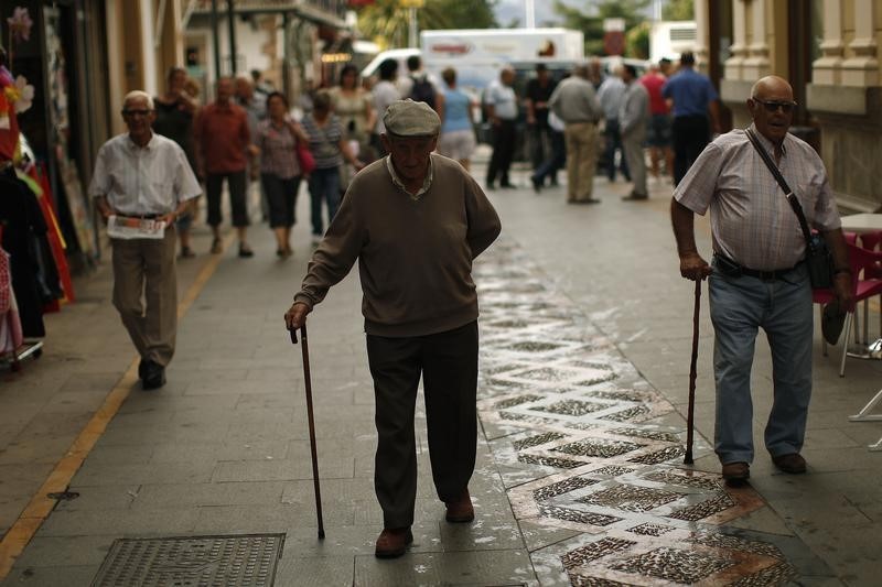 © Reuters. El padrón municipal de España cae por tercer año consecutivo en 2014