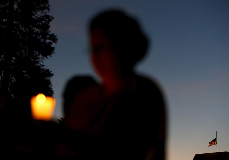 © Reuters. Homenagem às vítimas de ataque em San Bernardino