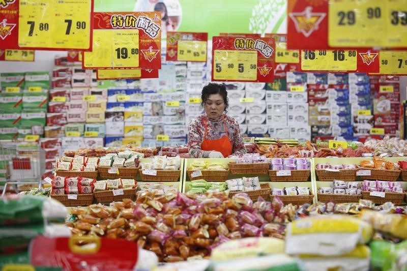 © Reuters. PÉKIN S'ATTEND À UN RALENTISSEMENT DE LA CROISSANCE DES VENTES AU DÉTAIL EN 2015