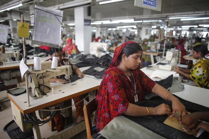 © Reuters. A worker works in a factory of Ananta Garments Ltd in Savar