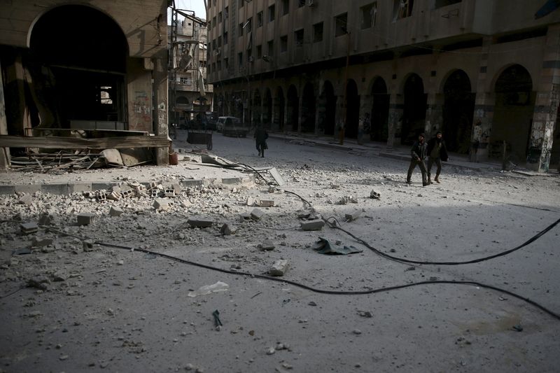 © Reuters. Destroços após ataques aéreos em Damasco, Síria