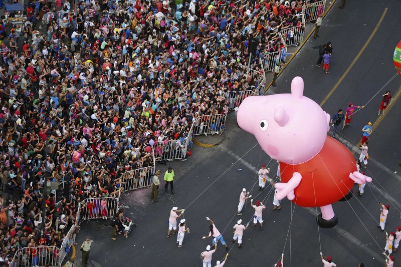 © Reuters. Balão da Peppa Pig visto durante parada em Santiago, Chile