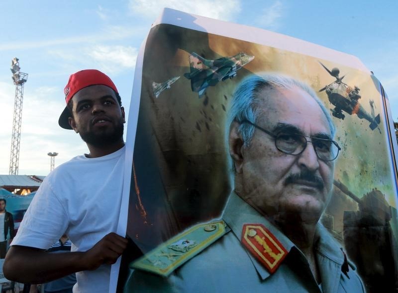 © Reuters. Un sostenitore del generale Khalifa Haftar durante una manifestazione a Bengasi, sede del governo libico riconosciuto a livello internazionale