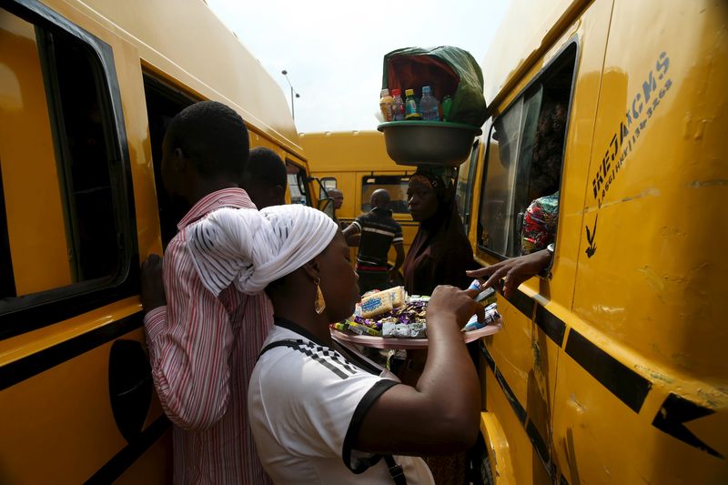 © Reuters. Vendors sell their wares at a parking garage for commercial transports in Obalende district in Nigeria's commercial capital Lagos 