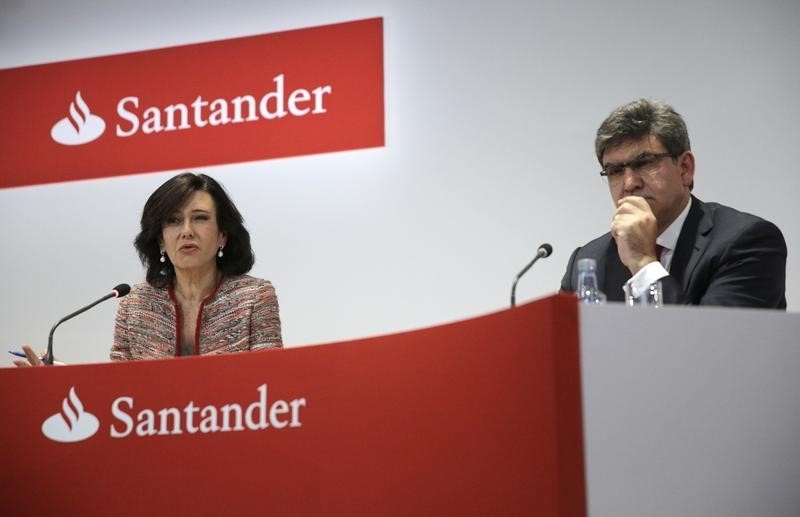 © Reuters. Santander y Popular analizan eventual compra del portugués Banif - fuentes