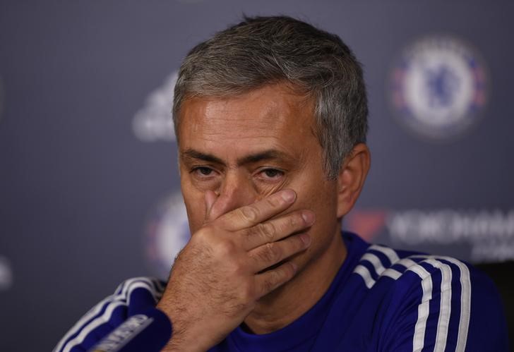 © Reuters. Técnico José Mourinho dá entrevista coletiva no centro de treinamento do Chelsea