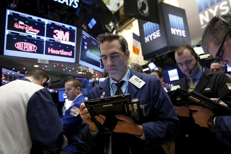 © Reuters. Traders work on the floor of the New York Stock Exchange in New York