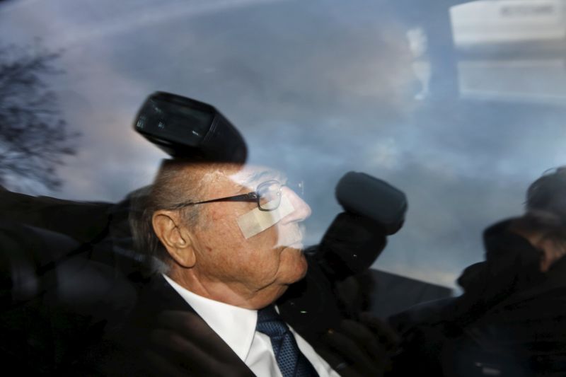 © Reuters. محامي بلاتر يقول إن الرئيس الموقوف للفيفا قدم دفاعه