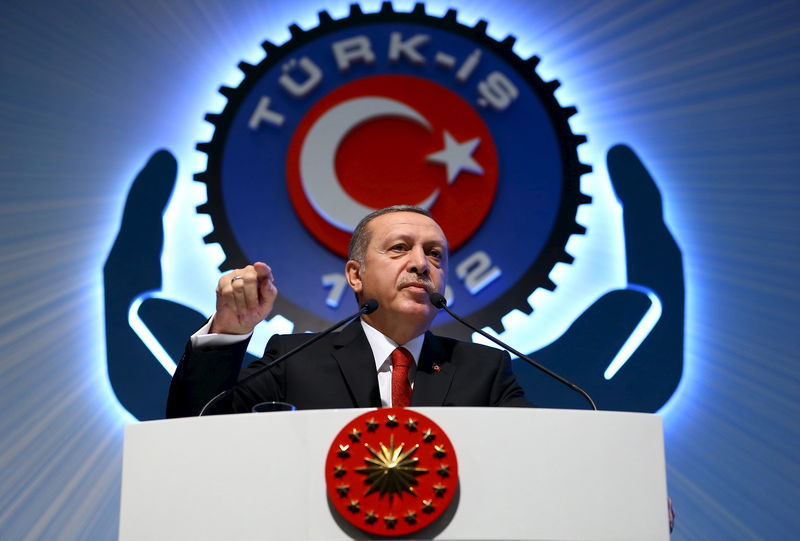 © Reuters. Turkey's President Tayyip Erdogan addresses the audience during a meeting in Ankara