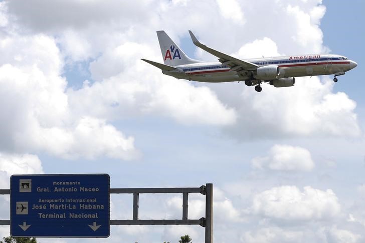 © Reuters. Avião da American Airlines se prepara para pousar em Havana