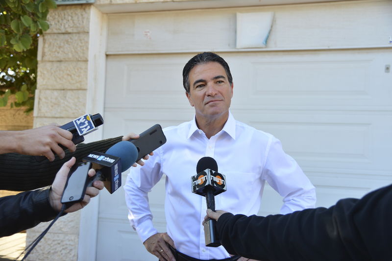 © Reuters. Novo chefe do Mossad, agência de inteligência israelense, Yossi Cohen, fala à imprensa