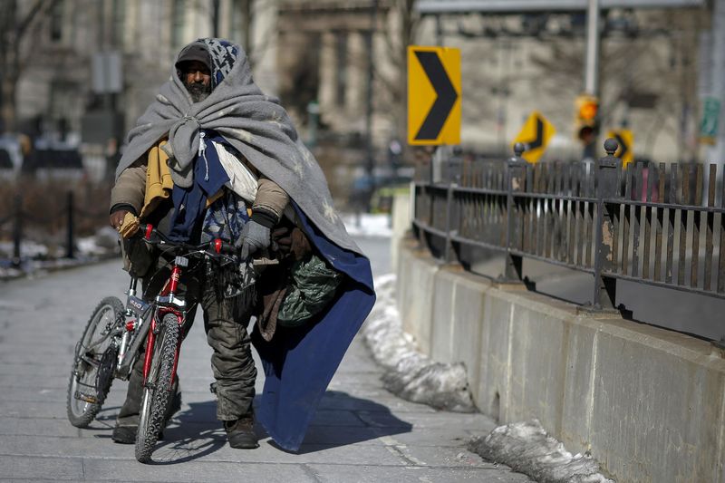 © Reuters. File photo of a homeless man making his way through the Brooklyn bridge during low temperatures at Lower Manhattan in New York