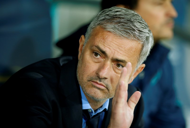 © Reuters. José Mourinho antes de jogo entre Chelsea e Maccabi Tel Aviv