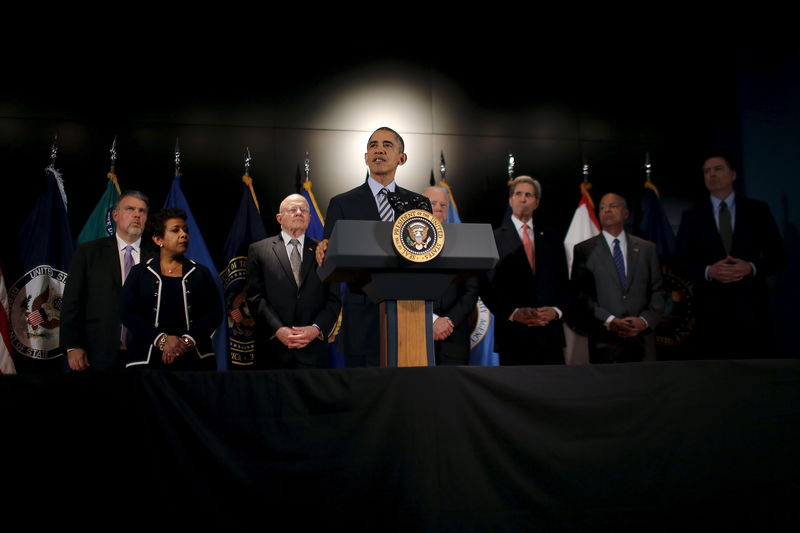 © Reuters. U.S. President Barack Obama delivers a statement at the National Counterterrorism Center in Mclean