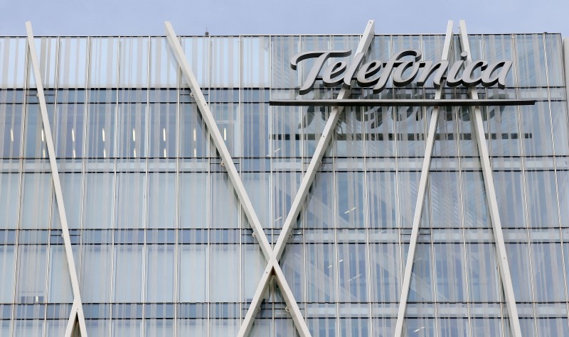 © Reuters. The logo of Spain's Telefonica is seen on top of their headquarters building in Barcelona