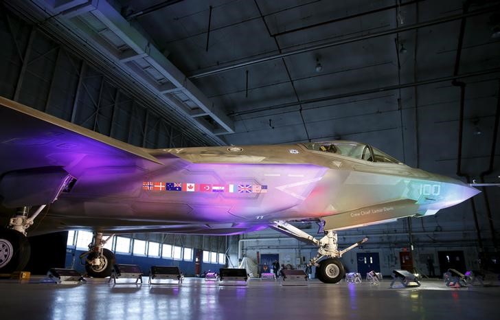 © Reuters. Lockheed Martin F-35 fighter jet is seen in its hanger at Patuxent River Naval Air Station in Maryland