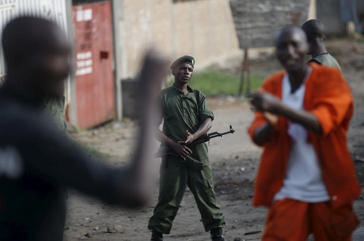 © Reuters. Protesters gesture in front of a soldier during a protest against  Burundi President Pierre Nkurunziza and his bid for a third term in Bujumbura