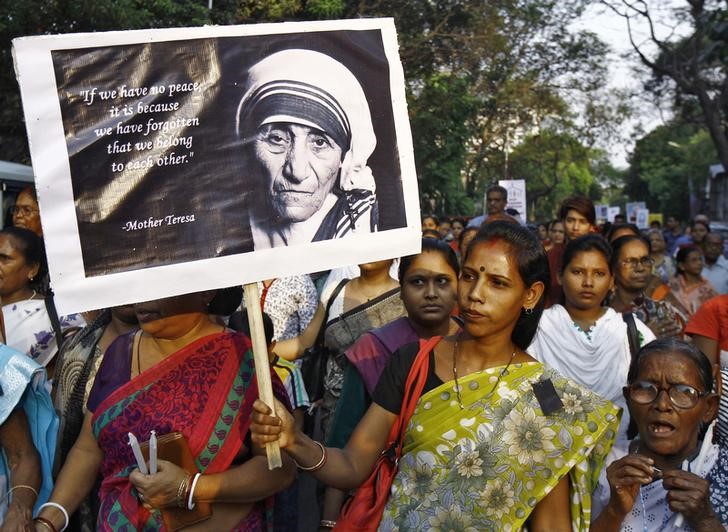 © Reuters. Indiana segura cartaz com foto de madre Teresa durante vigília em Kolkata, na Índia