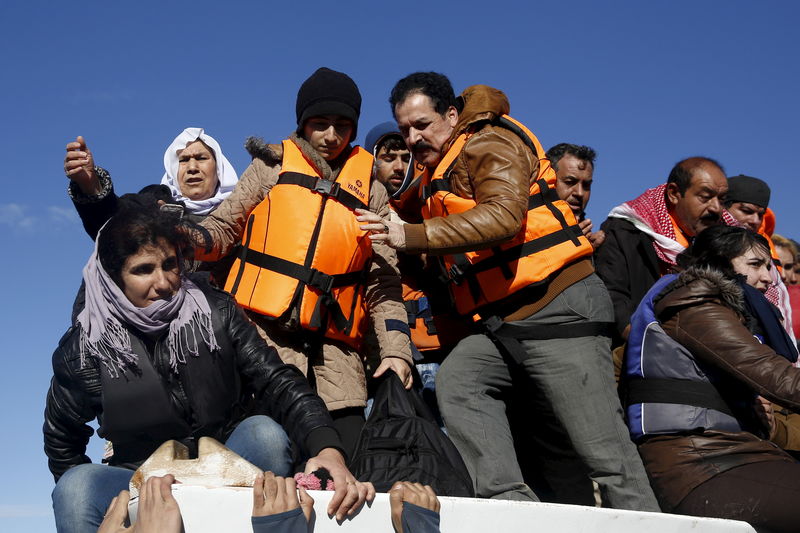 © Reuters. Refugiados e imigrantes desembarcando na ilha grega de Lesbos