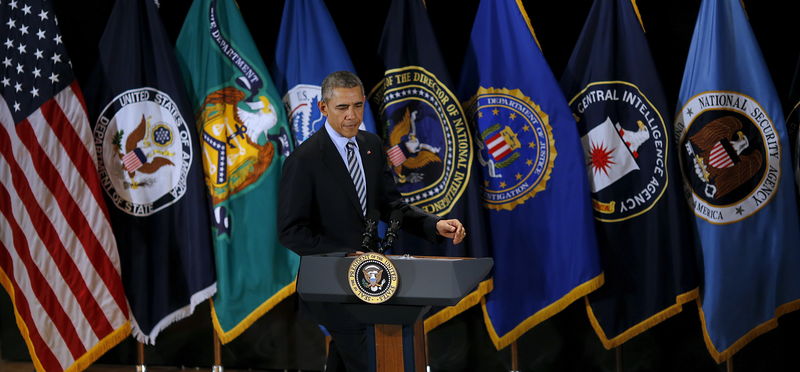 © Reuters. U.S. President Barack Obama arrives to the stage to deliver a statement at the National Counterterrorism Center in Mclean