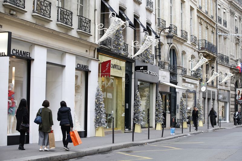 © Reuters. LE LUXE CONFRONTÉ À L'EXPLOSION DU MARCHÉ DE L'OCCASION