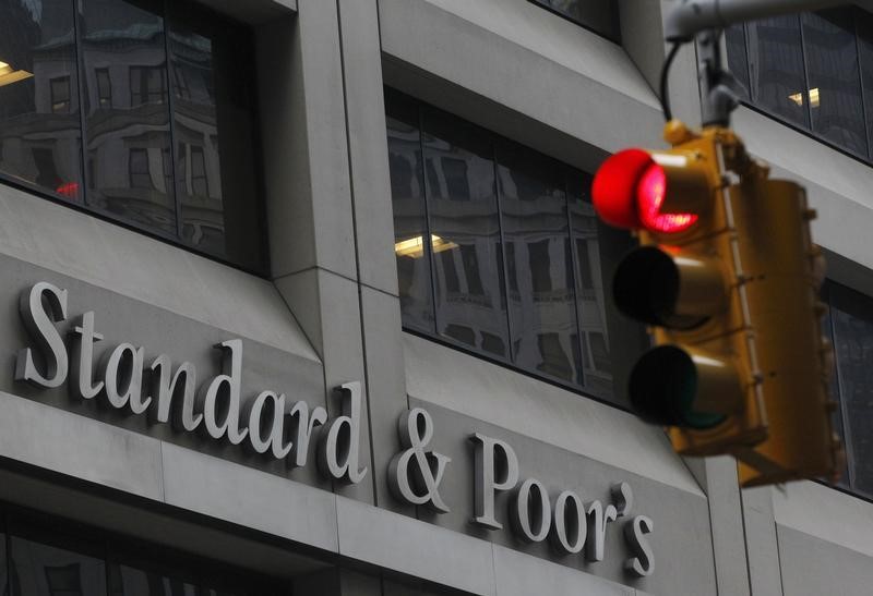 © Reuters. A view shows the Standard & Poor's building in New York's financial district