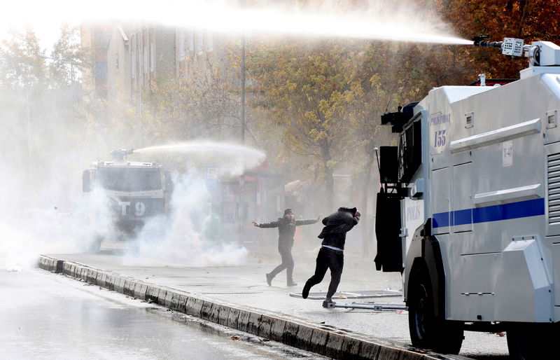 © Reuters. شهود: الشرطة التركية تطلق مدافع مياه على محتجين في جنوب شرق البلاد