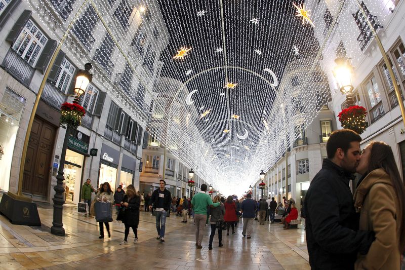 © Reuters. El alumbrado navideño en España, más barato y sostenible en 2015