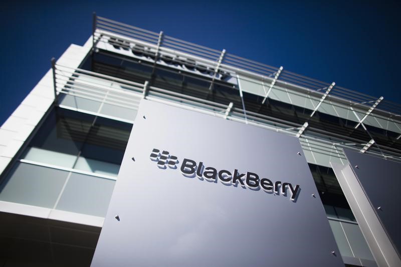 © Reuters. LES VENTES TRIMESTRIELLES DE BLACKBERRY SUPÉRIEURES AUX ATTENTES