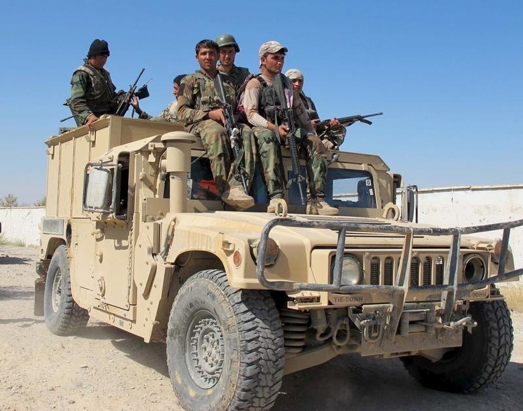 © Reuters. Afghan security forces arrive to fight with Taliban forces in Helmand, Afghanistan