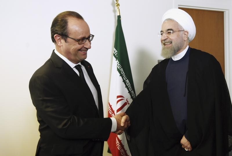 © Reuters. أولوند: روحاني يزور فرنسا في نهاية يناير